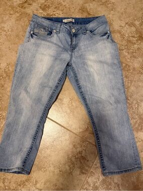 Light Wash Capri Jeans